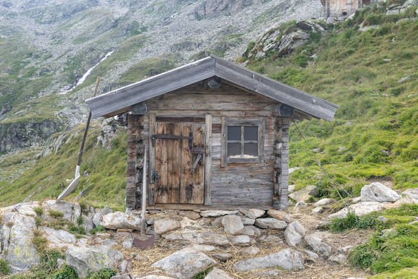 Holzhütte auf dem Gipfel der Zillertaler Alpen bei Olpererhutte - Foto, Bild