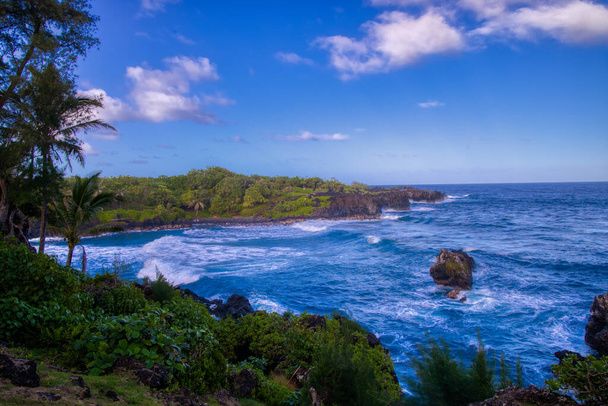 Havaiji, ranta, valtameri, auringonnousu, auringonlasku, vesiputoukset, vuoret, tulivuoret, aallot, laavakivet, tie hanaan, kuunnousu, obervatorio, palmuja - Valokuva, kuva