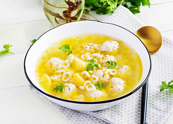 Sopa y pasta de albóndigas de pollo saludables. Receta sencilla para cocinar en casa. - Foto, Imagen