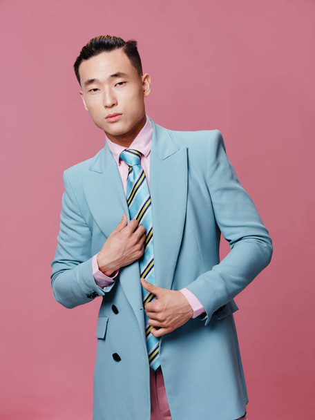 Мужской азиатский внешний вид костюм официальный элегантный стиль розовый фон модели - Фото, изображение