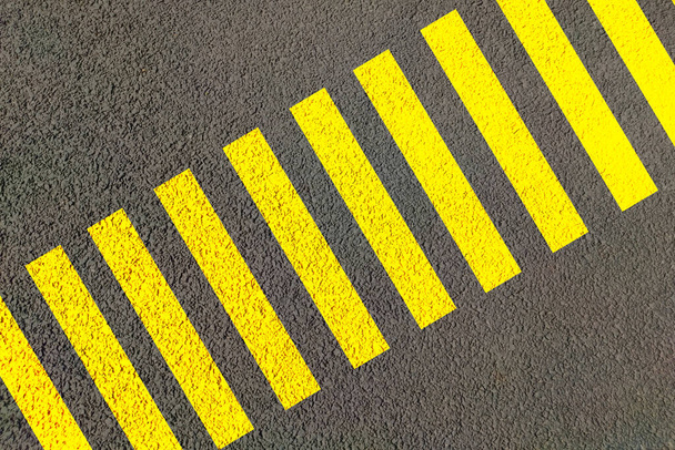 Cruce de cebra hecho de rayas líneas blancas y negras pintadas en la carretera para peatones que cruzan en carreteras de tráfico concurridas - Foto, Imagen