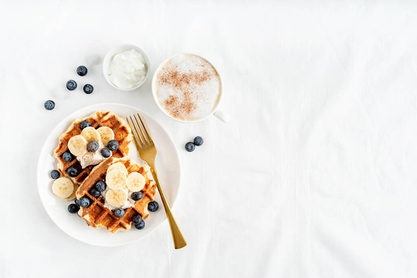 Yaban mersinli, muzlu ve yoğurtlu taze waffle manzarası - Fotoğraf, Görsel