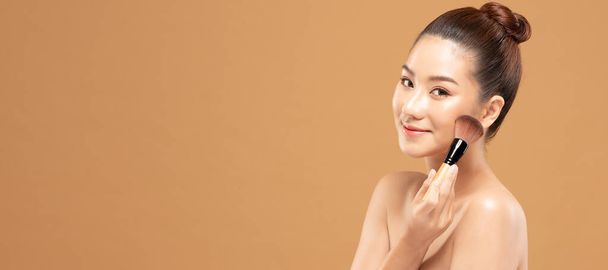 Beleza mulher asiática segurar compõem escova e alegre com maquiagem escova - Foto, Imagem