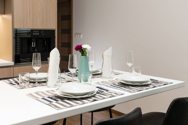 Dining table in contemporary kitchen - Foto, Bild