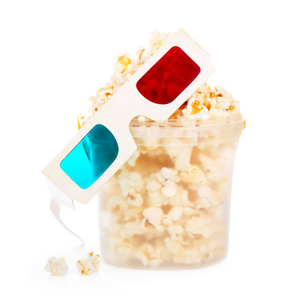 Papírově pruhovaný vědro s popcornem a 3D brýlemi izolované na bílém pozadí s výstřižkovou dráhou. - Fotografie, Obrázek