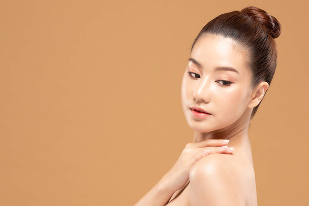 Belleza mujeres asiáticas retrato cara con cuidado de la piel saludable y la piel. - Foto, Imagen