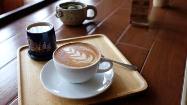 hete koffie kopje op tafel, ontspannen tijd, ochtend tijd - Video