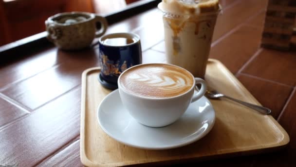 forró kávé csésze az asztalon, pihenés idő, reggeli idő - Felvétel, videó