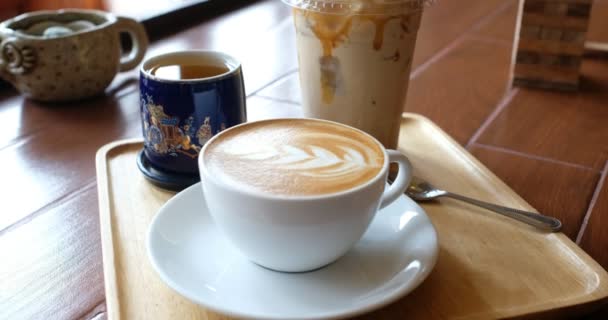 ζεστό φλιτζάνι καφέ στο τραπέζι το πρωί, να χαλαρώσετε χρόνο, καφέ latte - Πλάνα, βίντεο