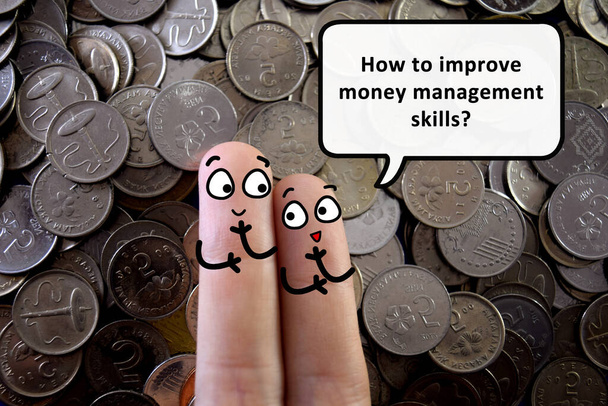 Dos dedos están decorados como dos personas. Uno de ellos está preguntando a otro cómo mejorar las habilidades de gestión del dinero. - Foto, imagen