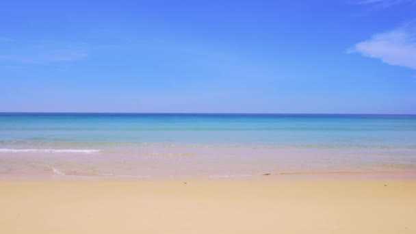 プーケットタイビーチの海。ビーチや青い海の青空の背景の風景ビュー。晴れた夏の日に。2021年1月14日。自然と旅のコンセプト. - 映像、動画