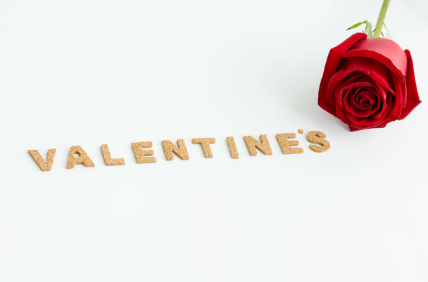 Valentijn woord met rode roos op witte achtergrond, Happy Valentijnsdag concept - Foto, afbeelding