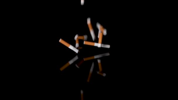 Zwolniony upadek niedopałków papierosów na czarną lustrzaną powierzchnię, ujęcie studyjne. - Materiał filmowy, wideo