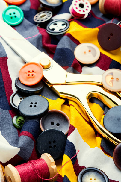 Kit de costura de hilos, botones y tela.Accesorios para costura y costura - Foto, Imagen