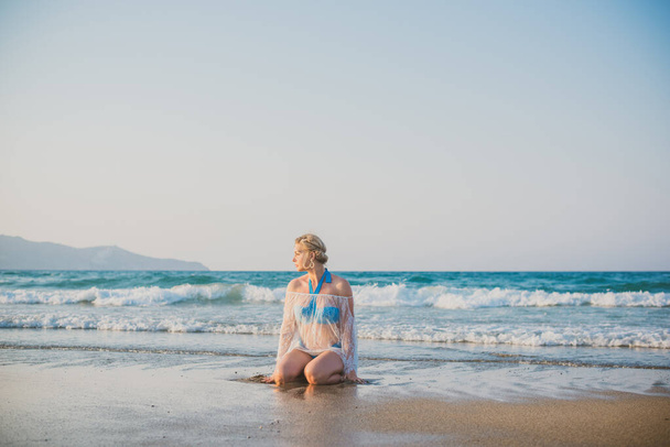 休日の素敵な女性,ビーチの絵のような景色,場所:ビーチ,海.休暇と冒険の概念 - 写真・画像