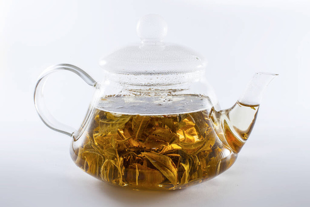 Skleněná konvice horkého čerstvého zeleného čaje - Fotografie, Obrázek