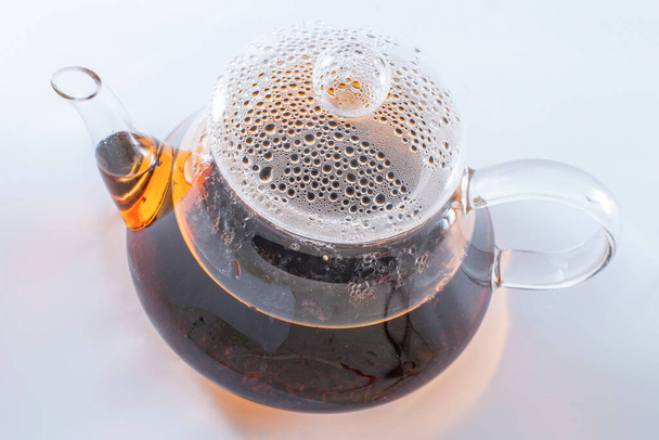 Скляний горщик гарячого свіжого чаю
 - Фото, зображення