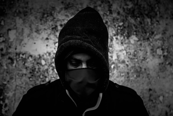 Joven pandilla callejera con máscara en parque, problema social - Foto, imagen
