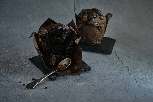 muffins de chocolate em um fundo escuro - Foto, Imagem