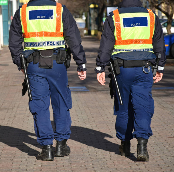 Полицейские идут по улице - Фото, изображение