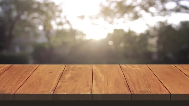 トップテーブルと椅子、木製のテーブルバーと自然の木のボケは、朝の時間と美しい自然の太陽の光で背景をぼやけて、製品ショーのためのトップ木製のテーブルスペースエリア。4K UHD.ビデオクリップ. - 映像、動画