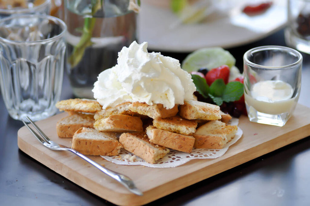toast ,butter toast or toast with fruit and whipping cream - Foto, imagen