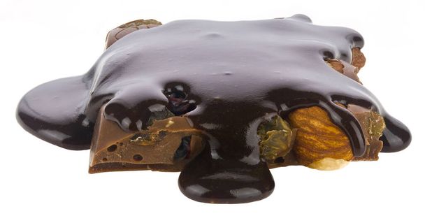 Pezzo di barretta di cioccolato riempito con cioccolato liquido isolato su sfondo bianco primo piano. - Foto, immagini