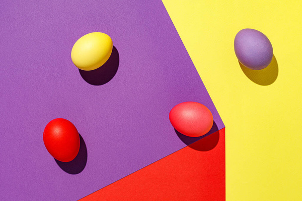 renkli arkaplanda renkli paskalya yumurtaları - Fotoğraf, Görsel