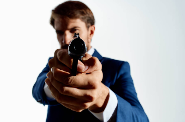бородатий чоловік у костюмі пістолета крупним планом вбивця світлий фон
 - Фото, зображення