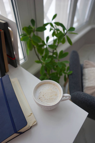 Kopje koffie op wit bureau - Foto, afbeelding