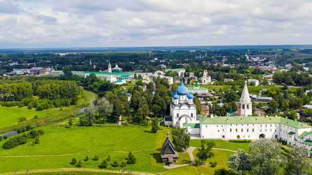 Suzdal, Rusland. Vlucht. De kathedraal van de Geboorte van de Theotokos in Suzdal - Orthodoxe kerk op het grondgebied van het Suzdal Kremlin, Luchtfoto   - Foto, afbeelding