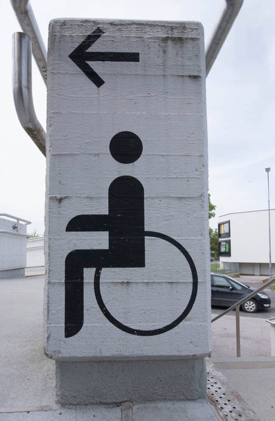 σύμβολο αναπηρικής πολυθρόνας, κινητικότητα και προσβασιμότητα για άτομα με ειδικές ανάγκες στο κοινό - Φωτογραφία, εικόνα