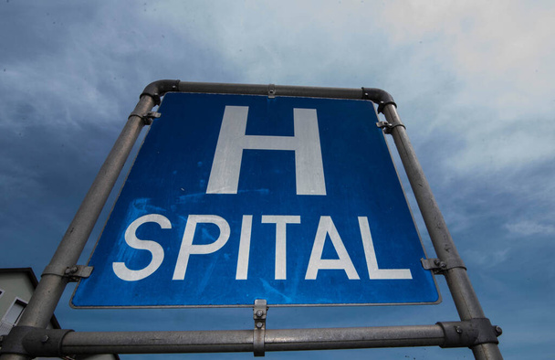 ziekenhuis teken in de gezondheidszorg, op zoek naar medische behandeling en zorg - Foto, afbeelding