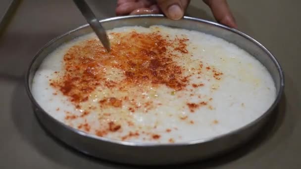 Cortar dhokla blanco también conocido como khaman en forma cuadrada simétrica con las manos, plato Gujrati hecho de masa blanca y masala rojo frío  - Imágenes, Vídeo