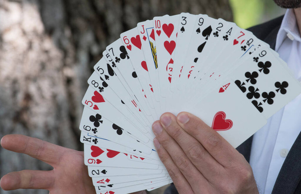 показує карти карткової гри, граючи в гру
 - Фото, зображення