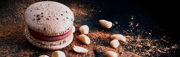 Gesunde organische Energie süß. Macaronkuchen in dunkler Tonart. Horizontales Foto-Banner für Website-Header-Design - Foto, Bild