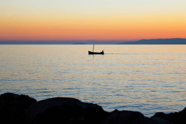 Halászhajó naplementekor körül Kardamyli falu Messiniaki Mani régió dél-peloponnészoszi Görögországban. - Fotó, kép