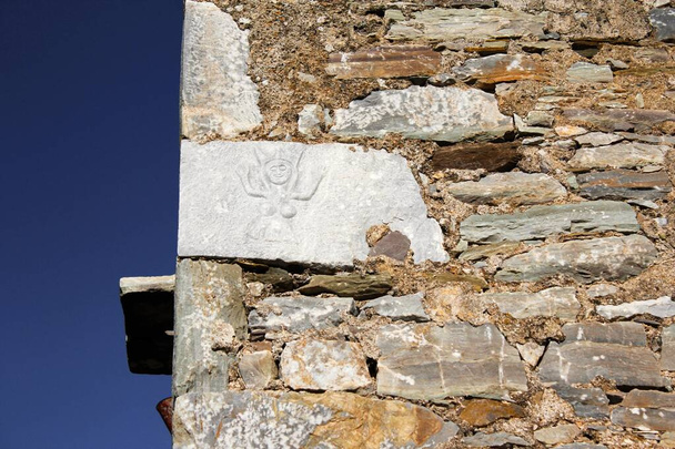 Dettaglio dalla torre in pietra del borgo medievale di Vathia nella Laconia sud-orientale, regione del Peloponneso, Grecia. - Foto, immagini