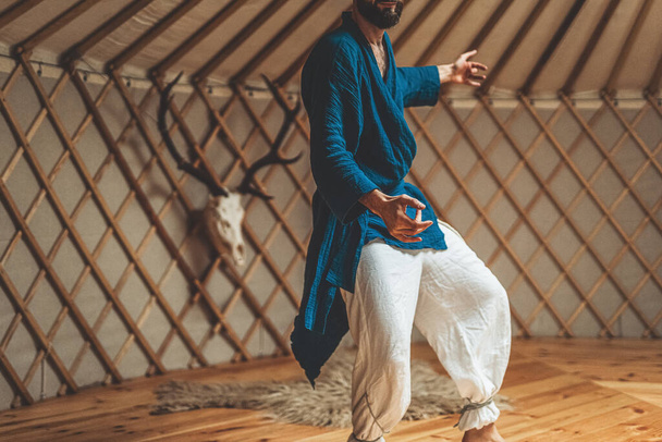 guerrero bailarín, danza ceremonial en una yurta. - Foto, Imagen