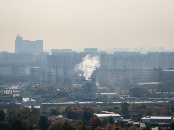 Weicher Fokus. Urbaner Smog. Die Stadt ist in Smog und Rauch gehüllt. Umweltverschmutzung. - Foto, Bild