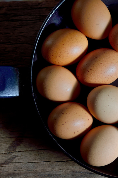 huevos crudos en sartén
 - Foto, imagen
