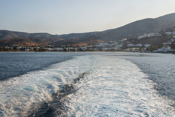 Το θαλάσσιο μονοπάτι αφρίζει πίσω από ένα πλοίο στο Αιγαίο Πέλαγος κοντά στην Ίο. Κυκλάδες, Ελλάδα. - Φωτογραφία, εικόνα