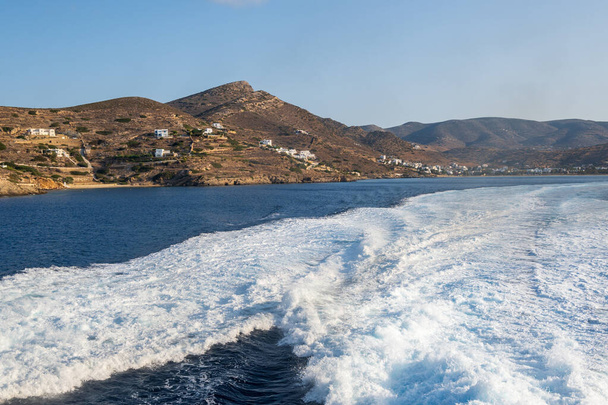 Ścieżka wodna piana za promem na Morzu Egejskim w pobliżu wyspy Ios. Cyklady, Grecja. - Zdjęcie, obraz