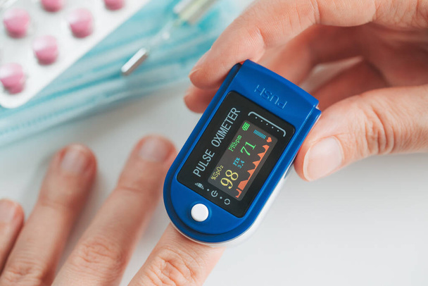 Pulzus Oximéter ujj digitális eszköz mérésére oxigén telítettség a vérben és pulzusszám. - Fotó, kép