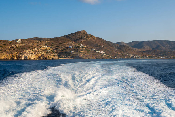 イオス島近くのエーゲ海のフェリーボートの後ろで泡立つ水の歩道。ギリシャのキクラデス諸島. - 写真・画像