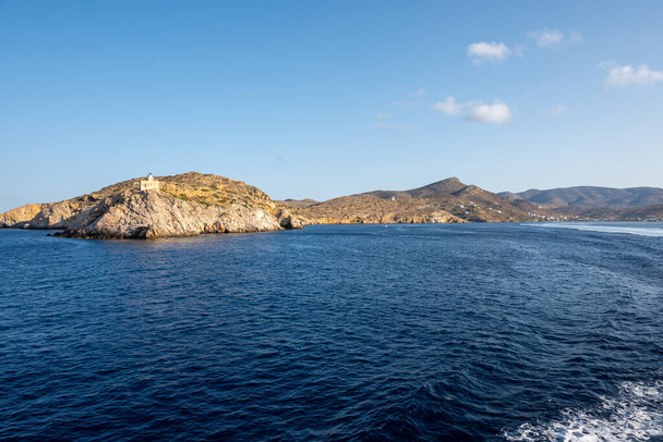 Берег острова Йос в Греції. Егейське море в сонячний літній день. - Фото, зображення