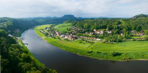 Panorama van de Bastei brug, rivier de Elbe en kleine stad Kurort Rathen bij de Bastei zandsteen bergen, Saksen, Duitsland - Foto, afbeelding