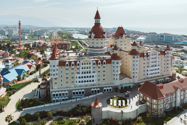 Blick von oben auf das Hotel Bogatyr, den Freizeitpark Sotschi Park, die Berge und das Meer. Adler, Russland - 26. März 2020. - Foto, Bild