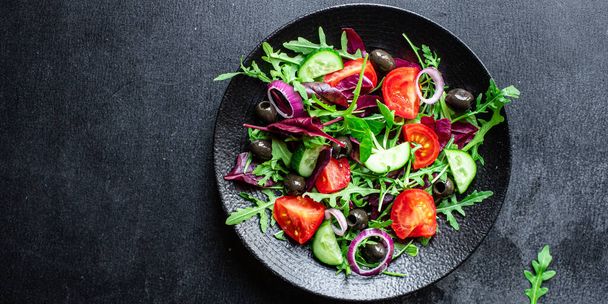 groenten salade tomaat, komkommer, olijven sla mix groenten vitaminen klaar om te eten portie op de tafel voor een gezonde maaltijd snack buiten bovenaanzicht kopieerruimte voor tekst voedsel achtergrond rustiek beeld - Foto, afbeelding