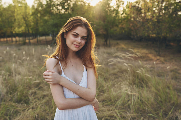 幸せな女性のライフスタイルフィールド草の木夏休み - 写真・画像